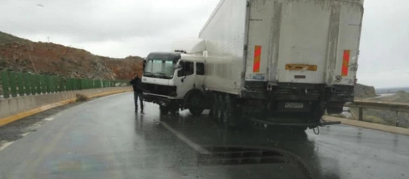 Δερβένι: Κλειστό το ρεύμα από Θεσσαλονίκη - Δίπλωσε νταλίκα